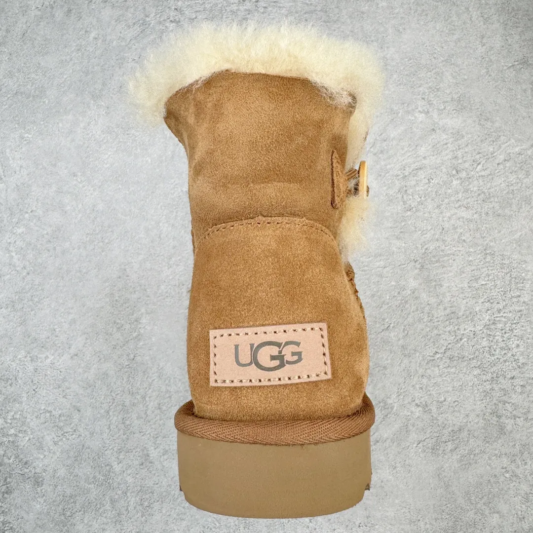 Pick up locally💰520 UGG 6422 Classic wooden buckle autumn and winter sheep fur integrated snow boots. All shoes are made from the same factory as ZP. Longfeng A-grade Australian imported sheep fur integrated women's boots. Brand OEM production line. Fully follow the ZP process. OEM original pattern maker. Adhering to the principle of no original shoes and no development selection. Pay attention to every detail. The most authentic version on the market. TREADLITE "Light Wing" technology outsole. Lightweight/durable/flexible/pile size: 35 36 37 38 39 40 Coding: by2936090